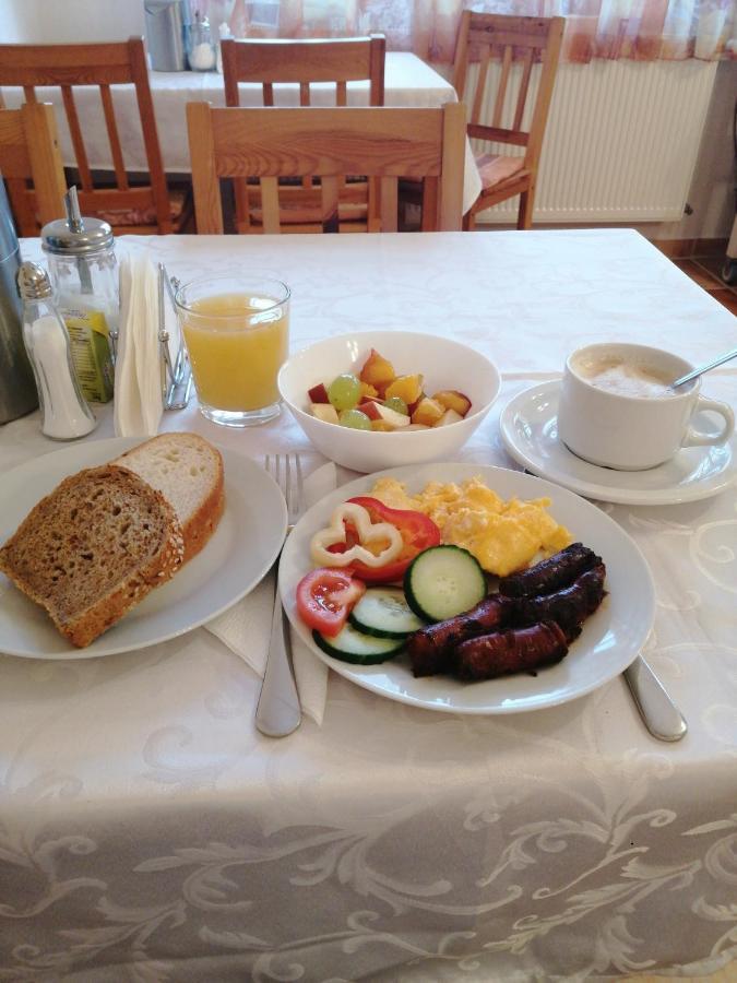Karpatia Panzio Bed and Breakfast Έστεργκομ Εξωτερικό φωτογραφία